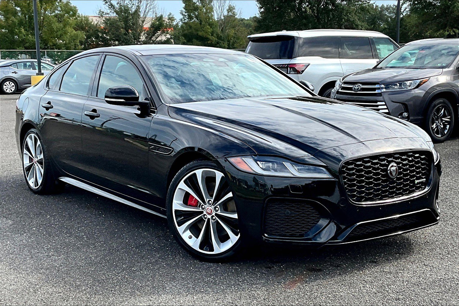 Used 2022 Jaguar XF R-Dynamic SE AWD/4WD image 16