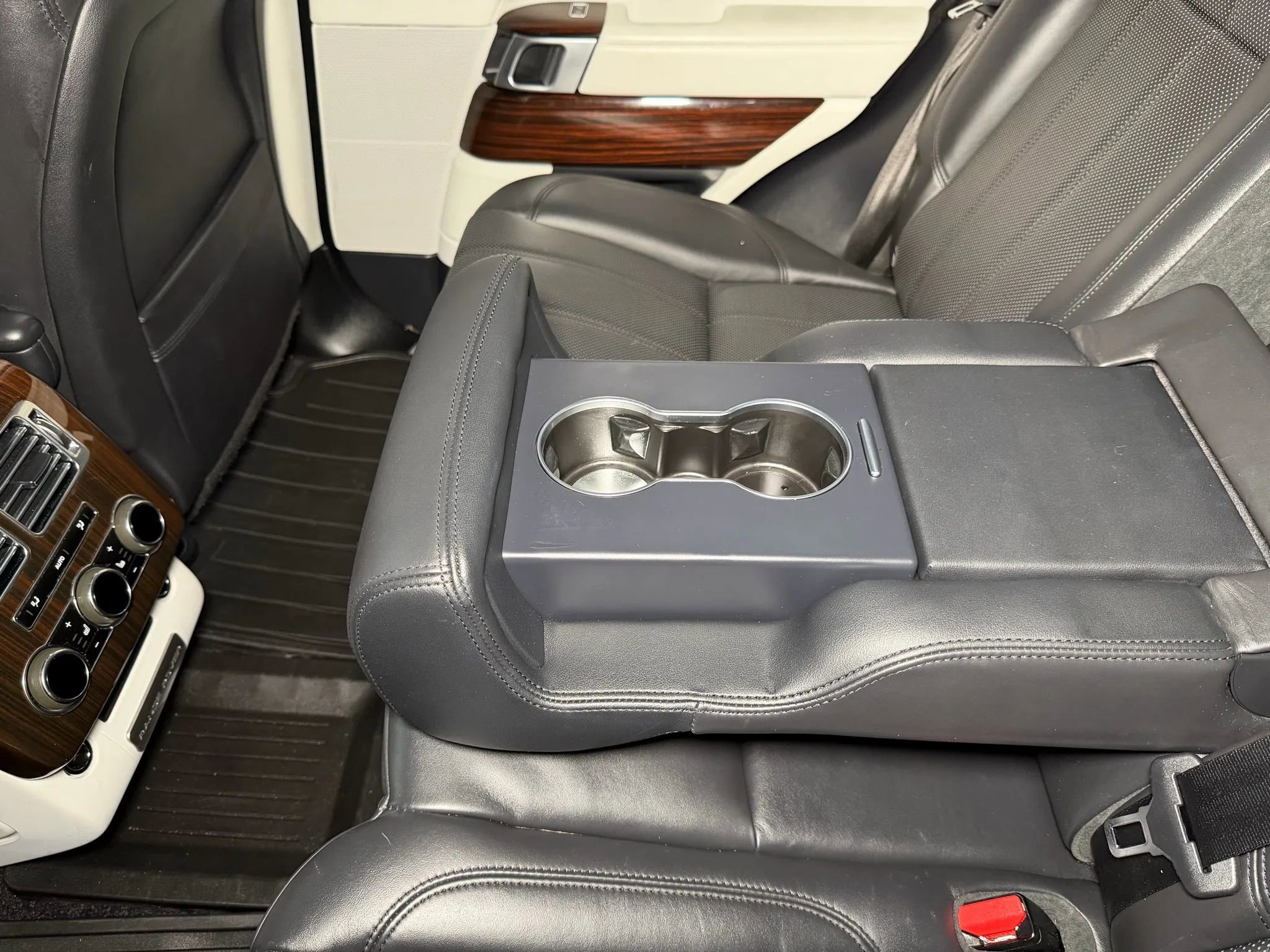 Used 2014 Land Rover Range Rover Supercharged image 23