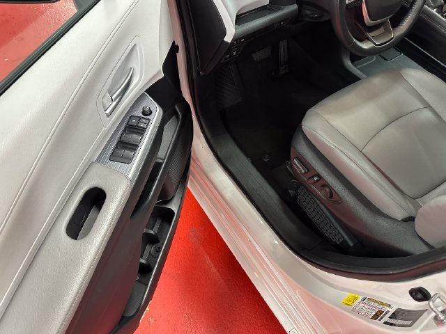 Certified 2025 Toyota Sienna XLE FWD image 9