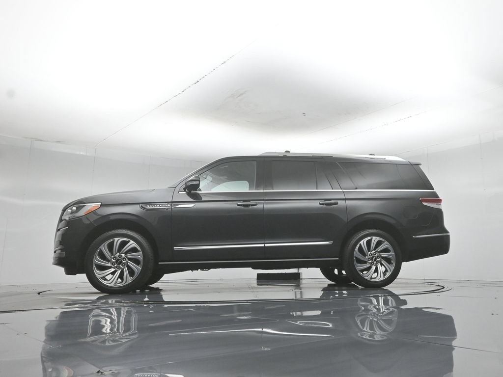 Used 2023 Lincoln Navigator L Reserve AWD/4WD image 7