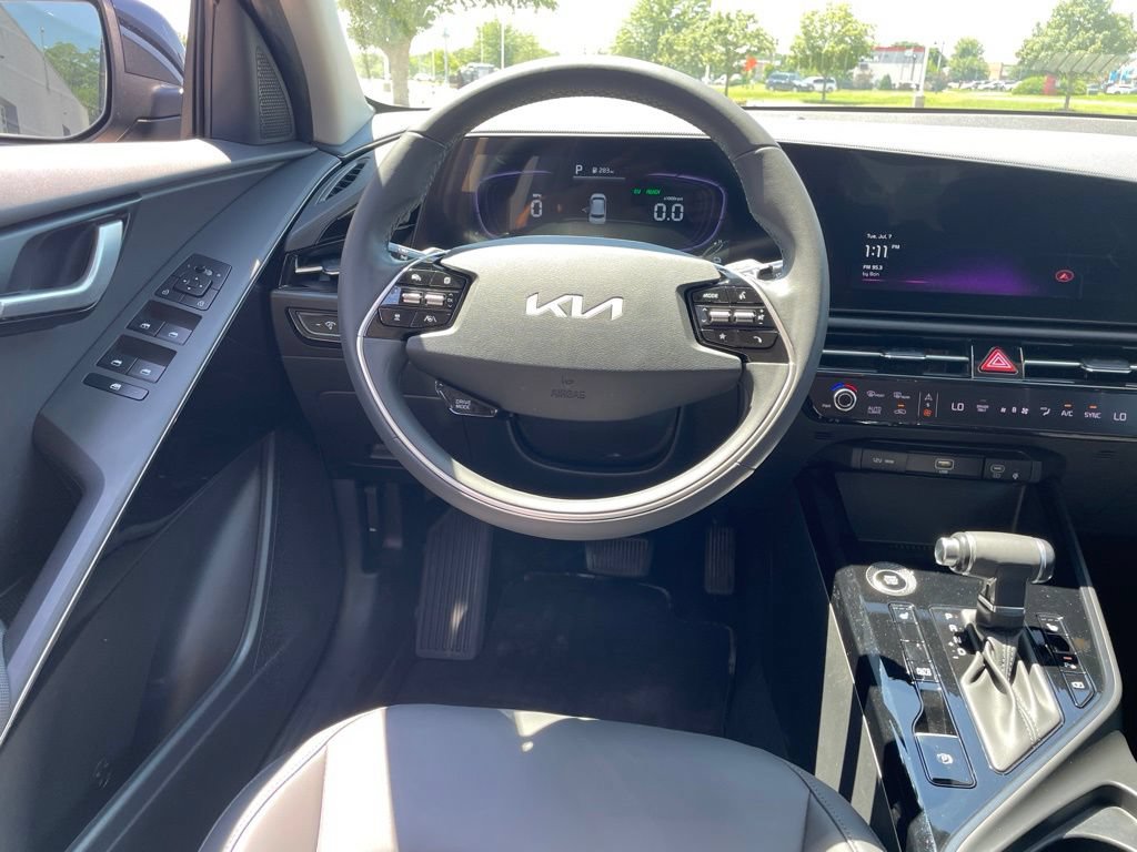 Used 2023 Kia Niro EX FWD image 12