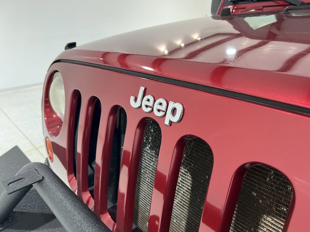 Used 2012 Jeep Wrangler Unlimited Rubicon w/ Connectivity Group image 23