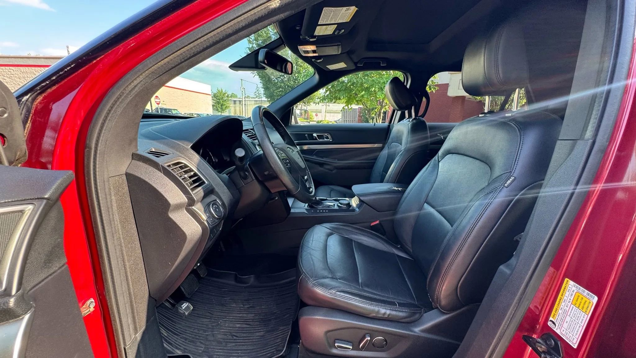 Used 2018 Ford Explorer XLT w/ Equipment Group 202A image 11