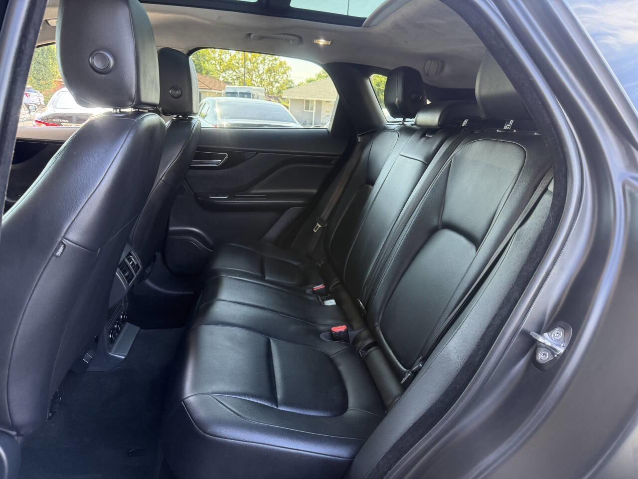 Used 2019 Jaguar F-PACE Premium image 21