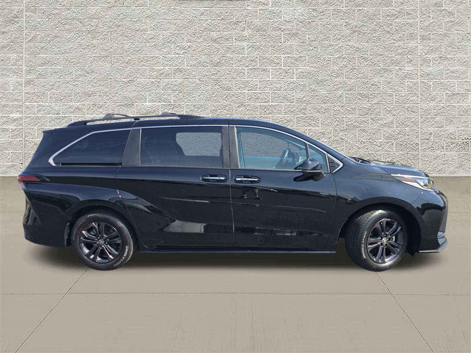 Used 2024 Toyota Sienna XSE w/ XSE Plus Package AWD/4WD image 8