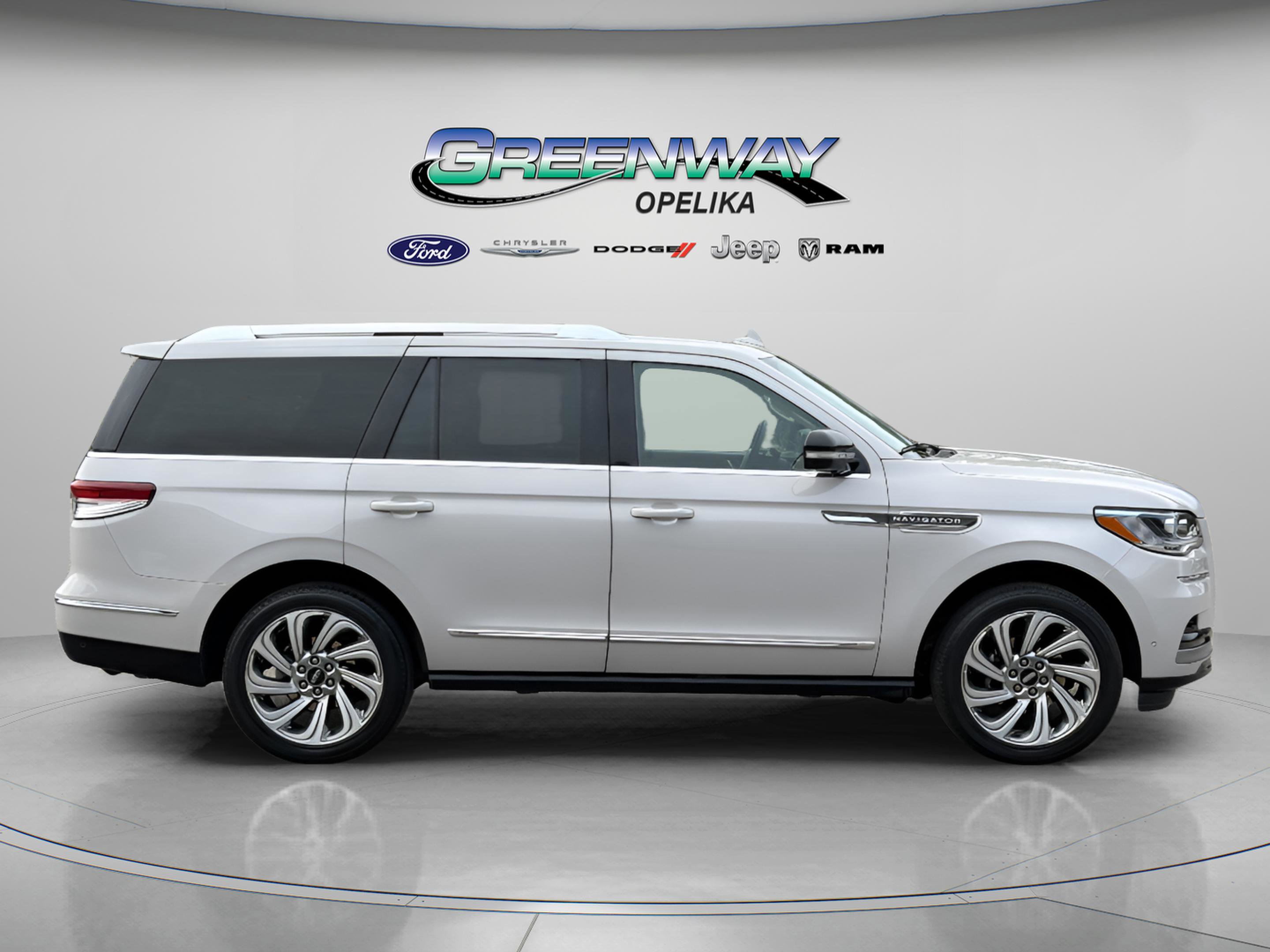 Used 2024 Lincoln Navigator Premiere image 8
