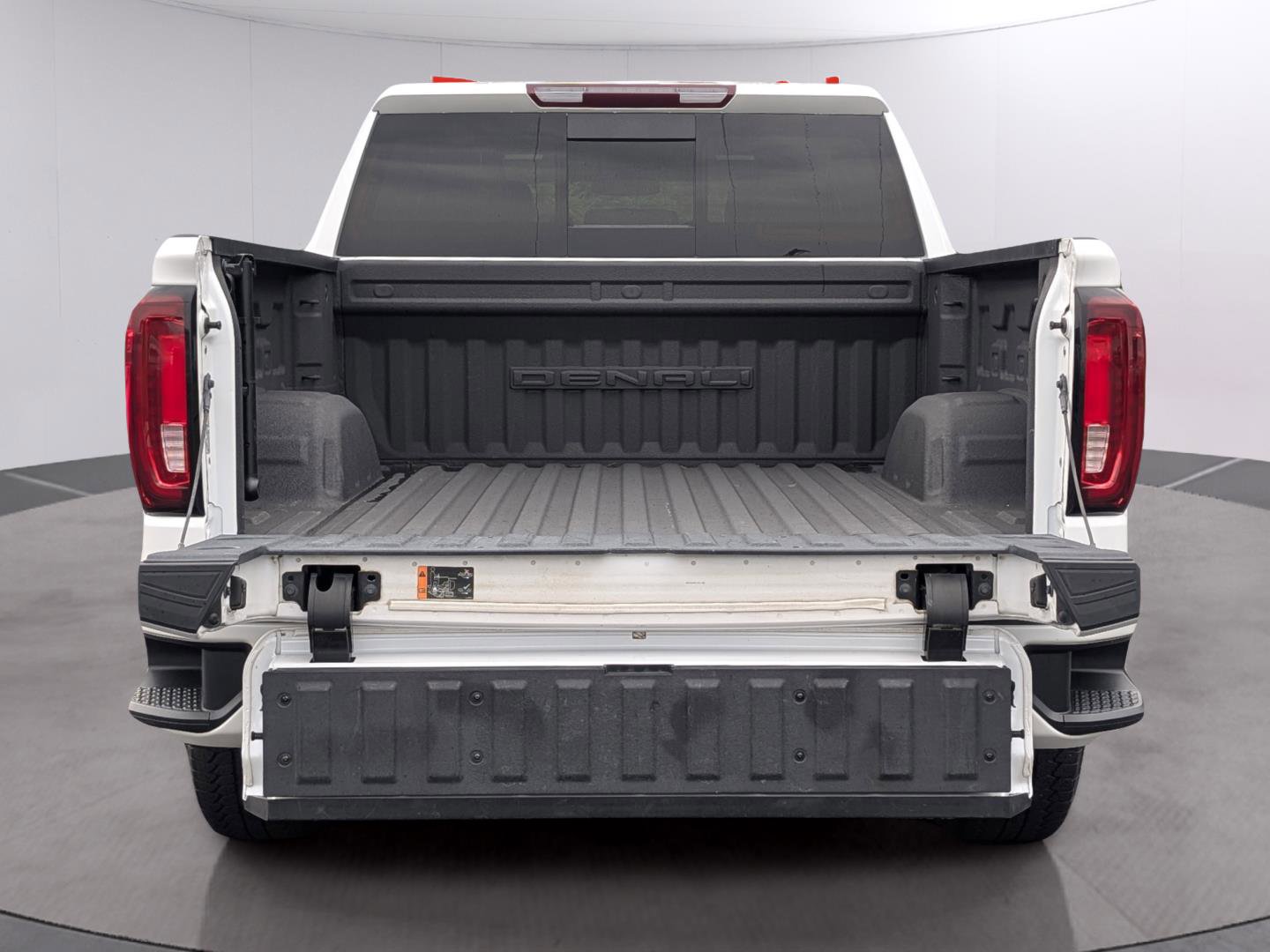 Used 2022 GMC Sierra 1500 Denali w/ Driver Alert Package II AWD/4WD image 9