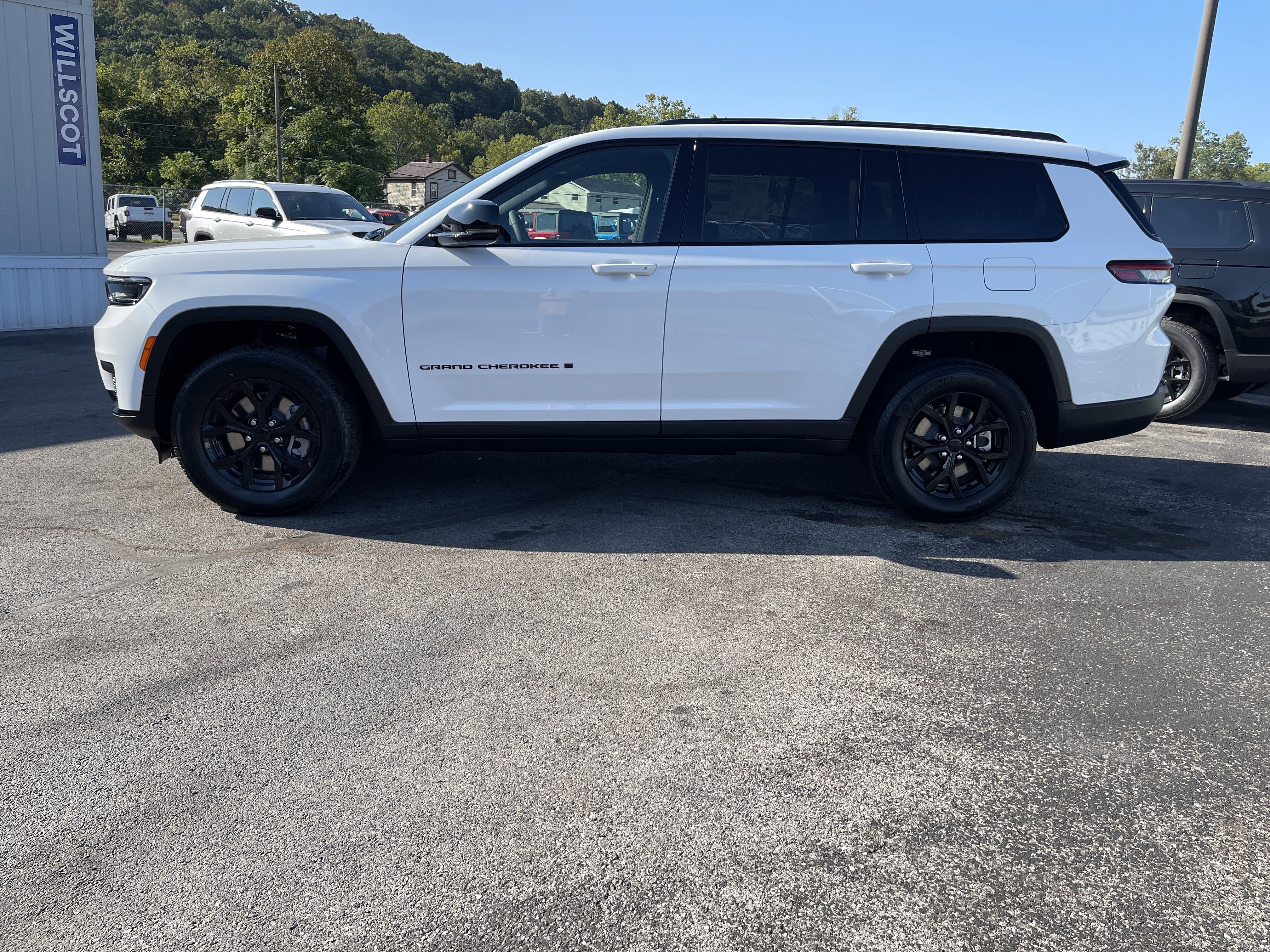 New 2025 Jeep Grand Cherokee L Altitude image 3