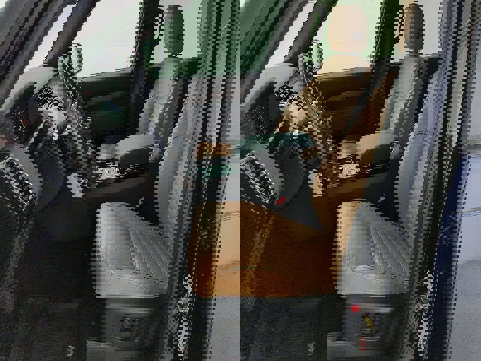 Used 2020 Land Rover Discovery HSE image 15