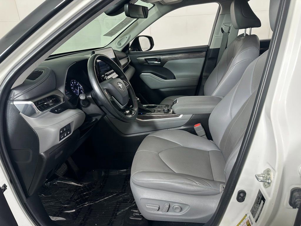 Used 2020 Toyota Highlander Limited image 16