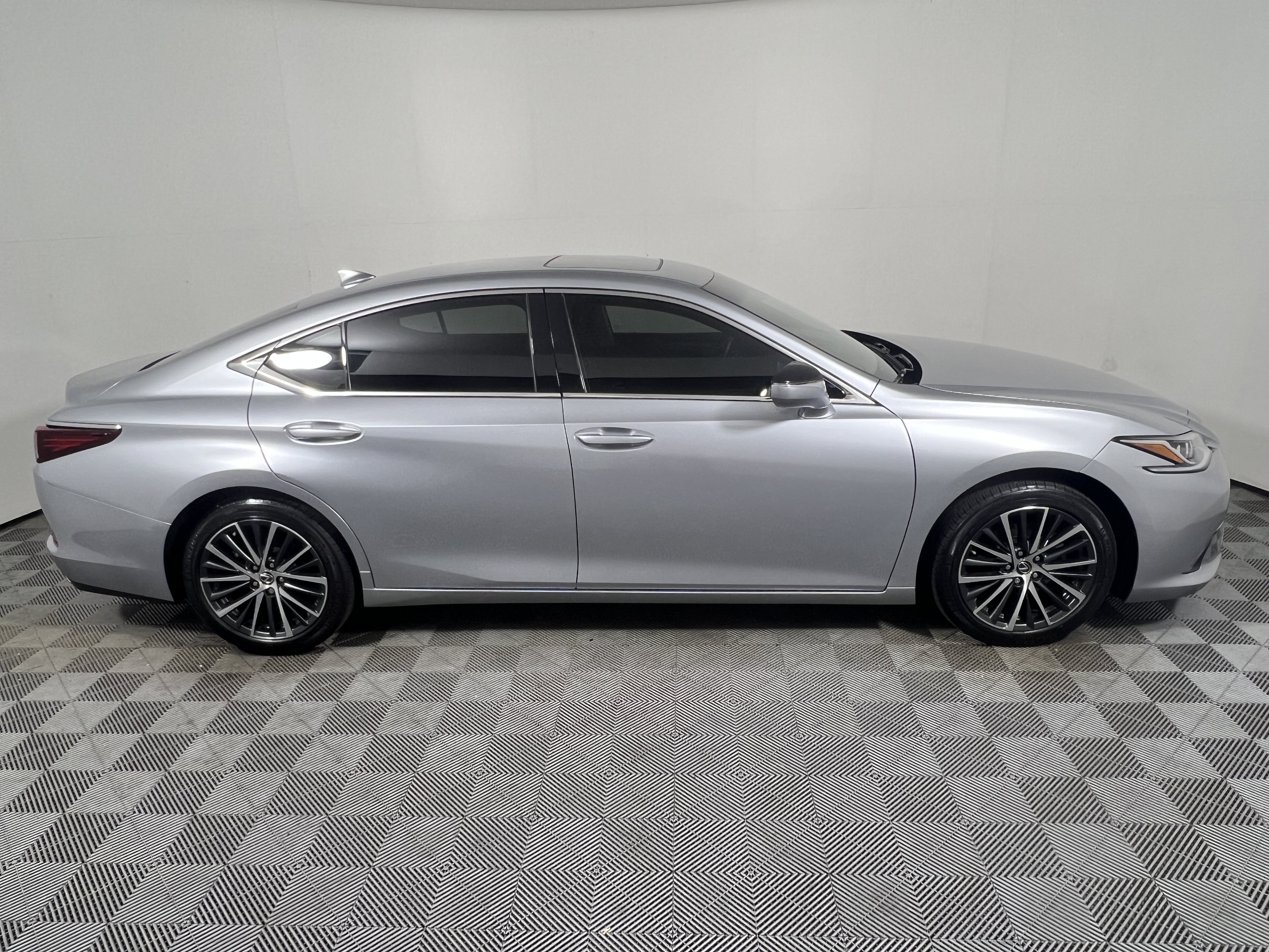 Used 2023 Lexus ES 350 w/ Premium Package FWD image 6