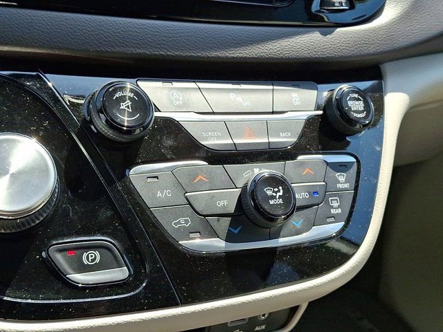 Used 2017 Chrysler Pacifica Touring-L w/ Tire & Wheel Group FWD image 21