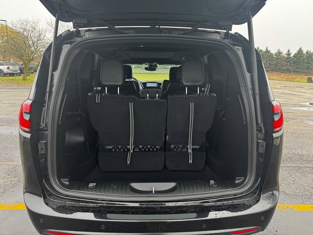 Used 2023 Chrysler Pacifica Touring-L w/ S Appearance Package image 17