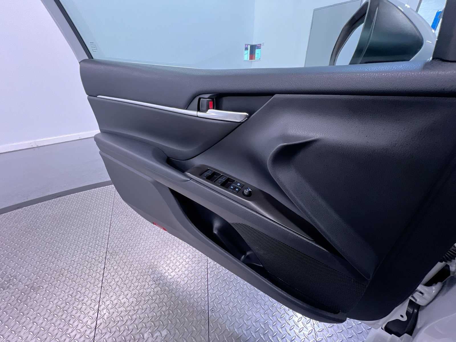 Used 2022 Toyota Camry LE w/ Carpet Mat Package (TMS) AWD/4WD image 31