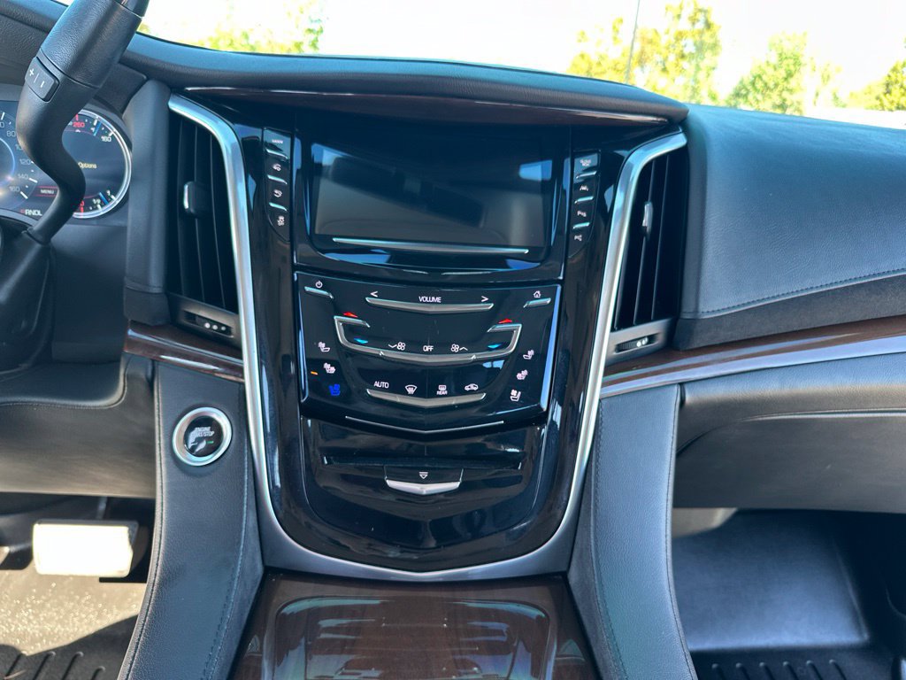 Used 2020 Cadillac Escalade Luxury RWD image 29