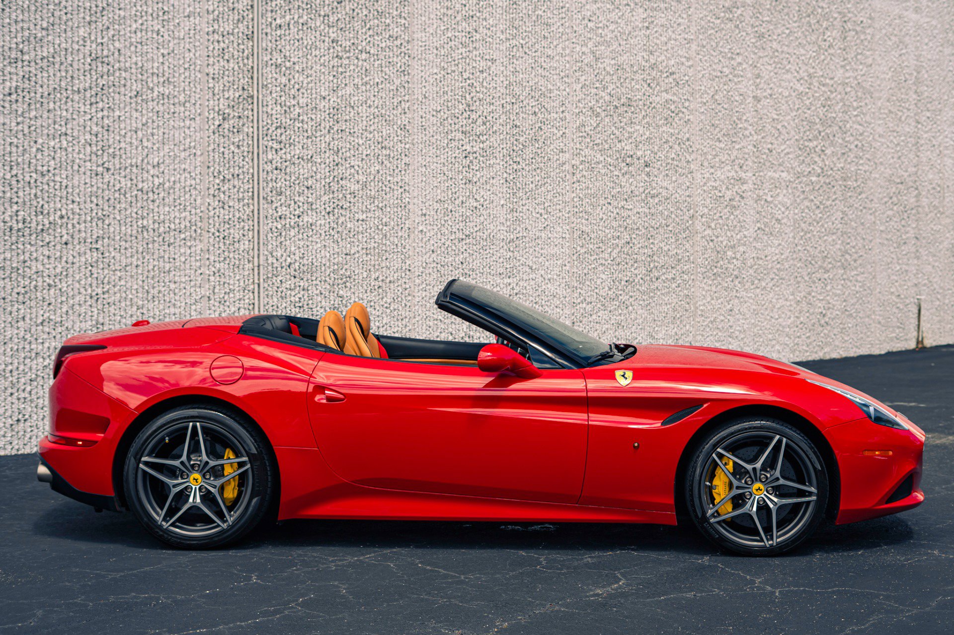 Used 2016 Ferrari California T RWD image 24
