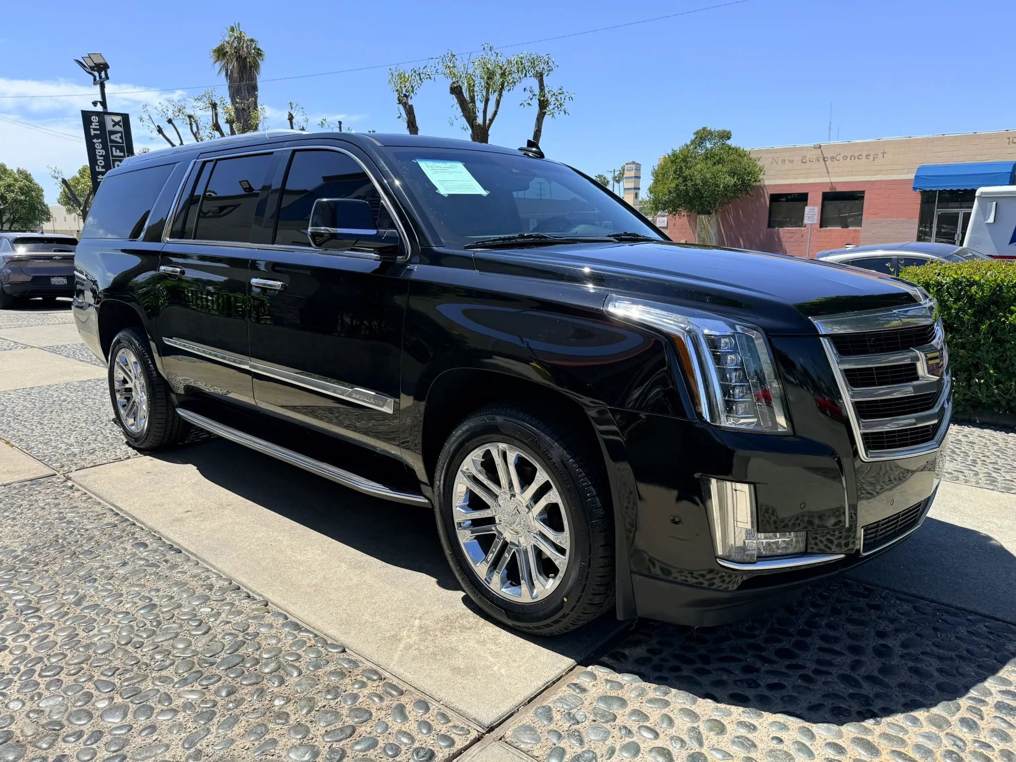 Used 2018 Cadillac Escalade ESV Luxury RWD image 3