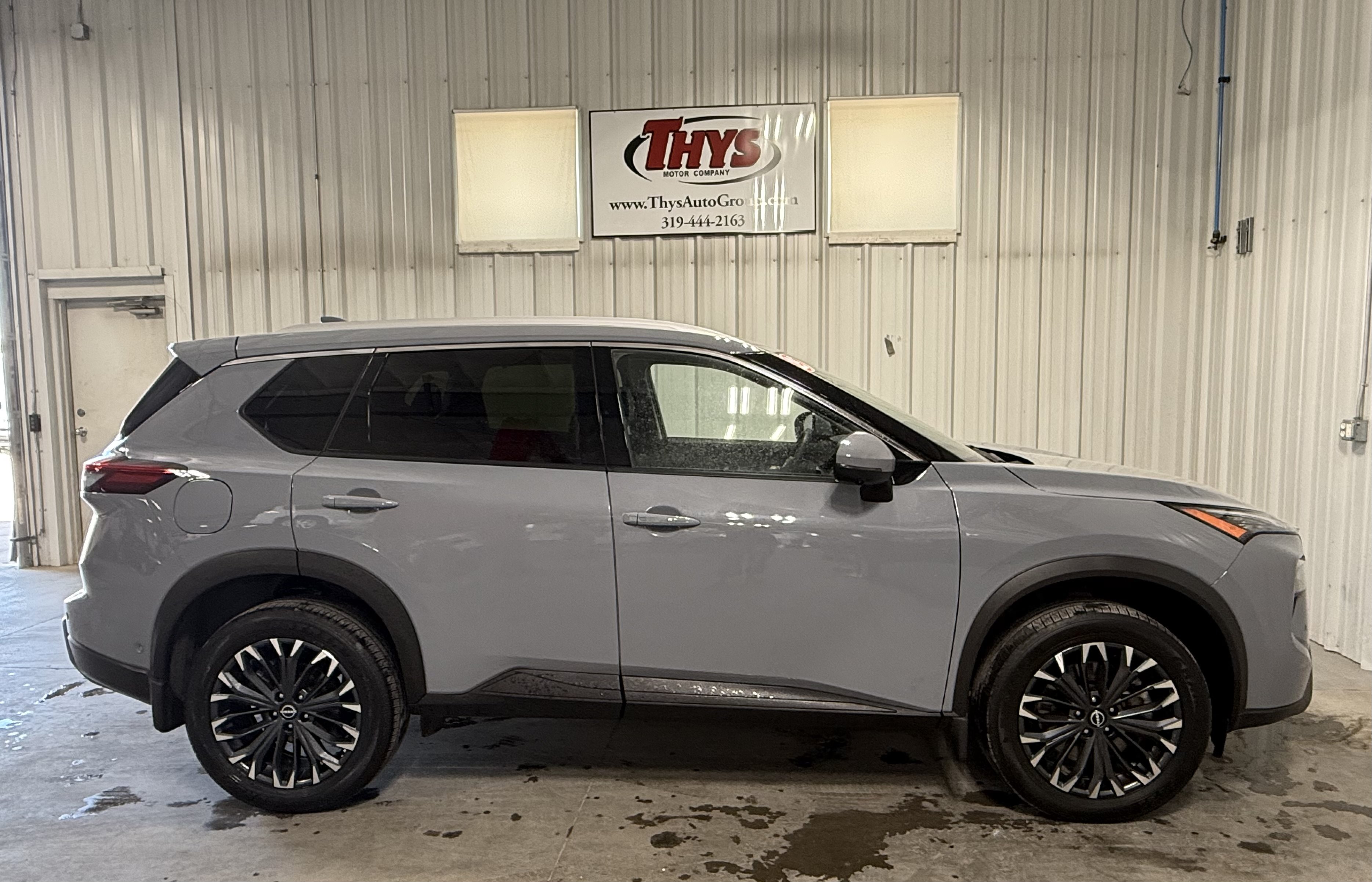 Used 2025 Nissan Rogue SL w/ Tech Package AWD/4WD image 2