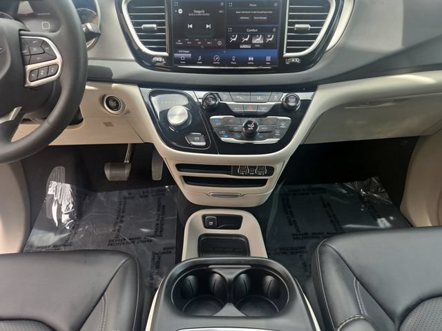 Used 2023 Chrysler Pacifica Touring-L FWD image 11