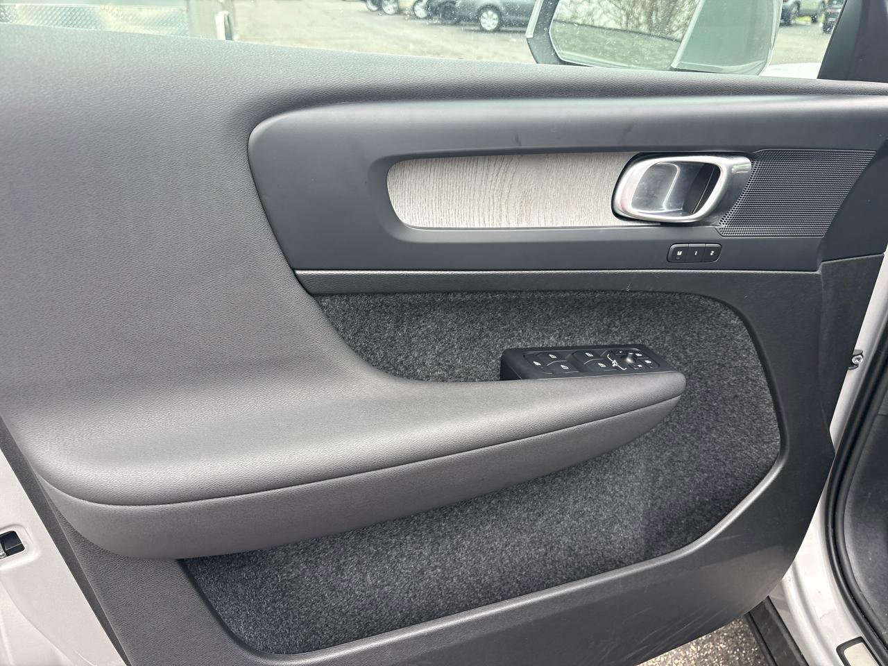 Used 2025 Volvo XC40 B5 Core image 8
