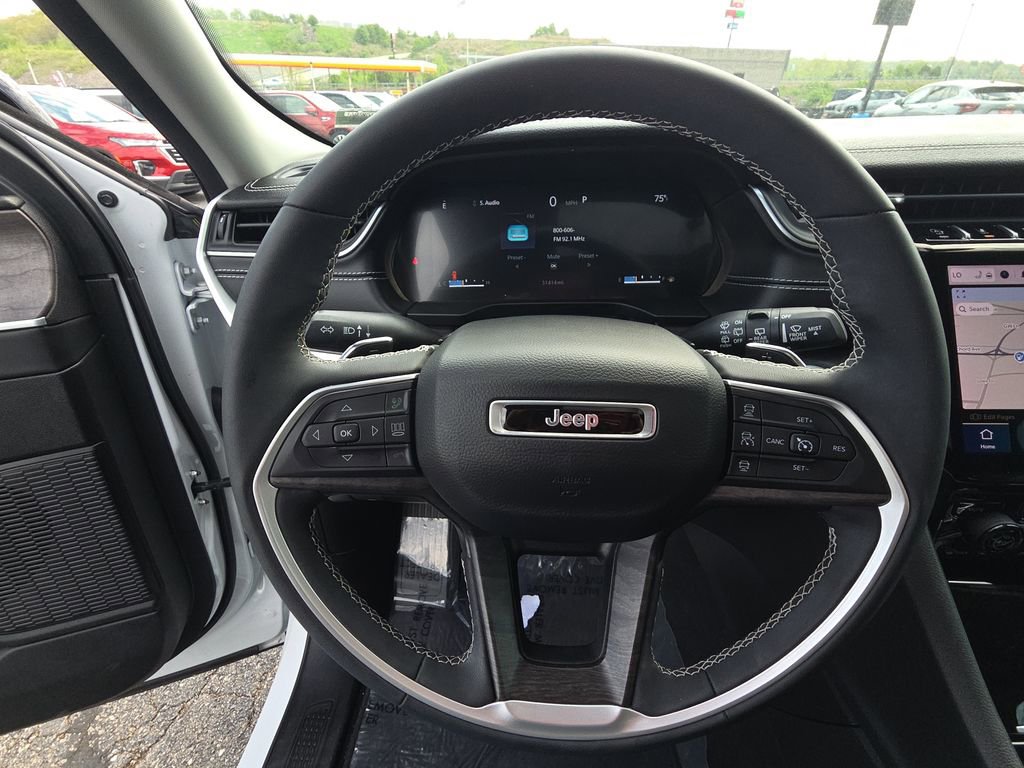 Used 2024 Jeep Grand Cherokee Limited w/ Luxury Tech Group II image 17