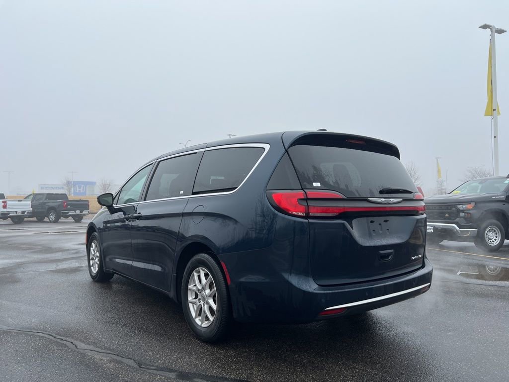 Used 2023 Chrysler Pacifica Touring-L image 6