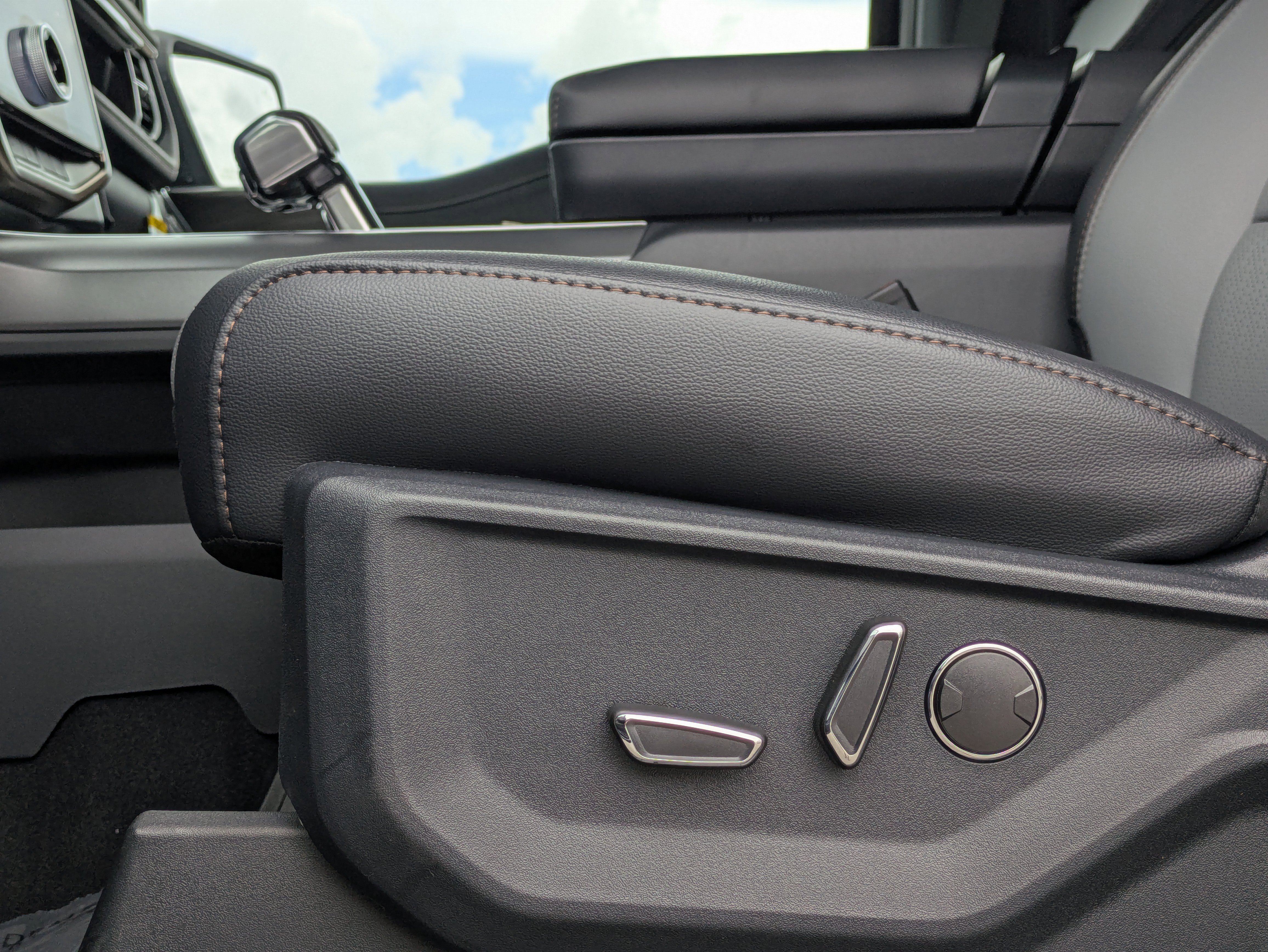 New 2025 Ford F150 Lightning Lariat image 24