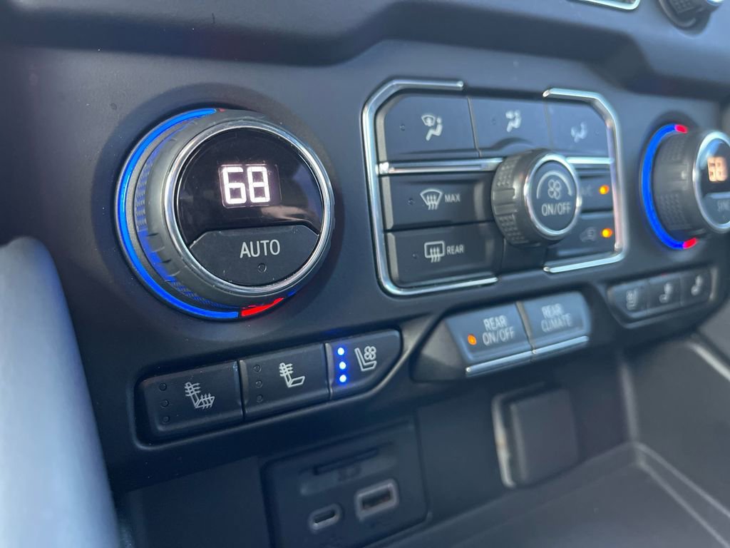 Used 2021 Chevrolet Suburban Premier w/ Premium Package image 24