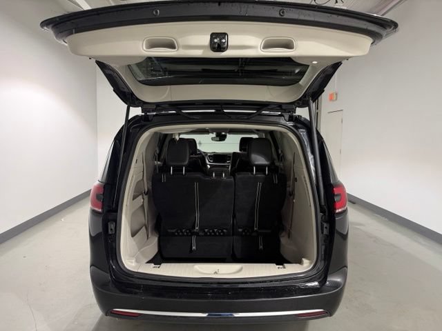 Used 2022 Chrysler Pacifica Touring-L FWD image 8