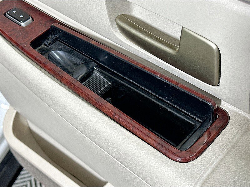 Used 2004 Lincoln Town Car Signature RWD image 27