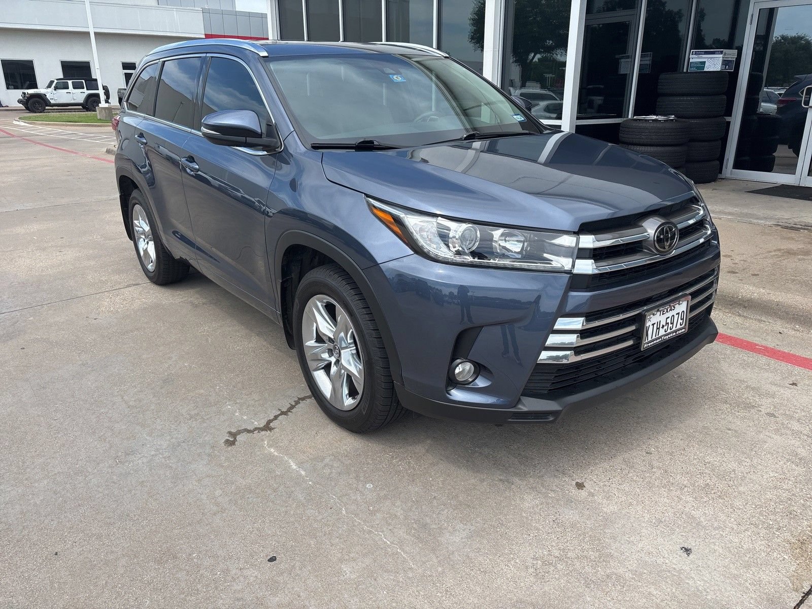 Used 2018 Toyota Highlander Limited FWD image 3