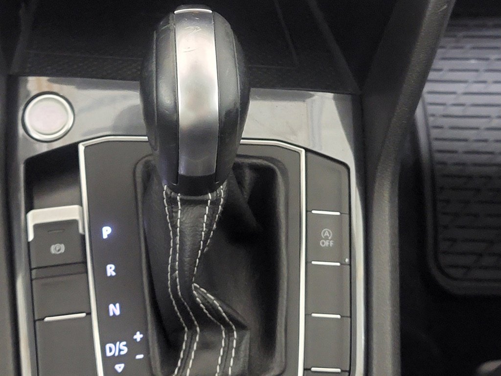Used 2021 Volkswagen Tiguan SE w/ Panoramic Sunroof Package FWD image 18