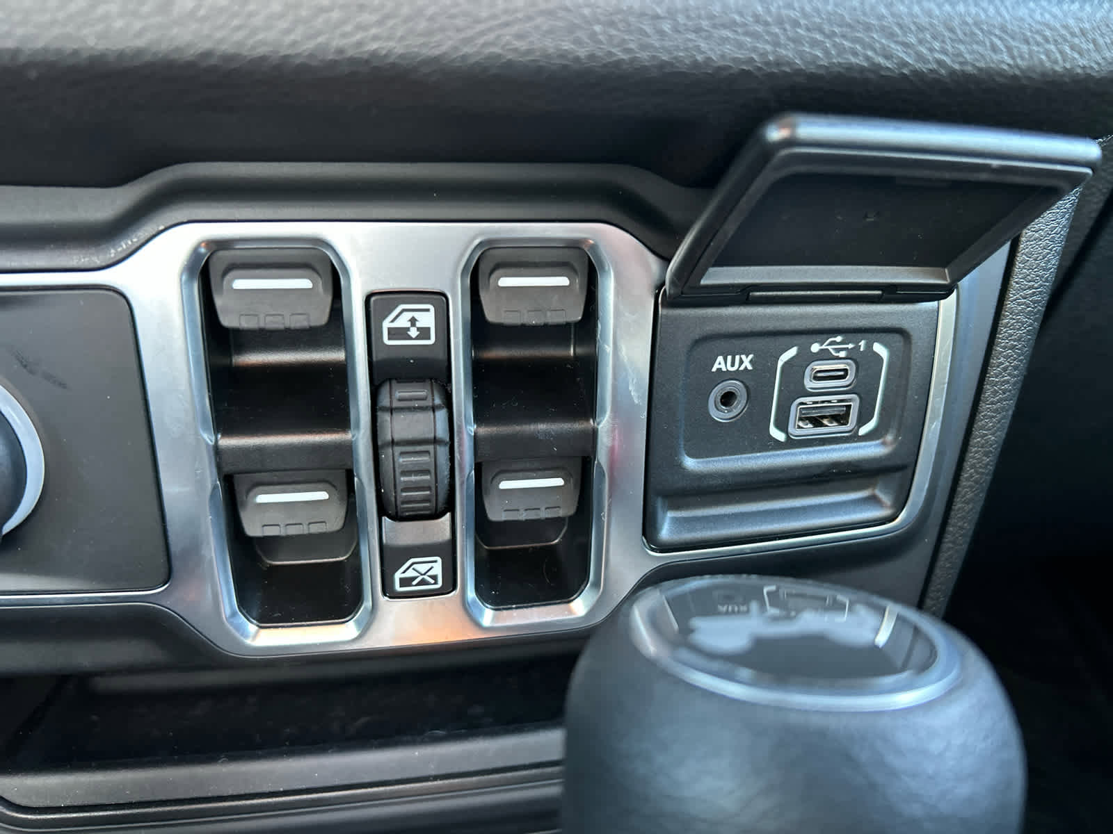 Used 2025 Jeep Wrangler Sport S image 45