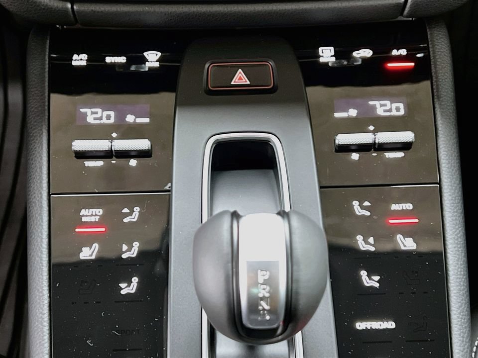 New 2026 Porsche Macan Turbo AWD/4WD image 18