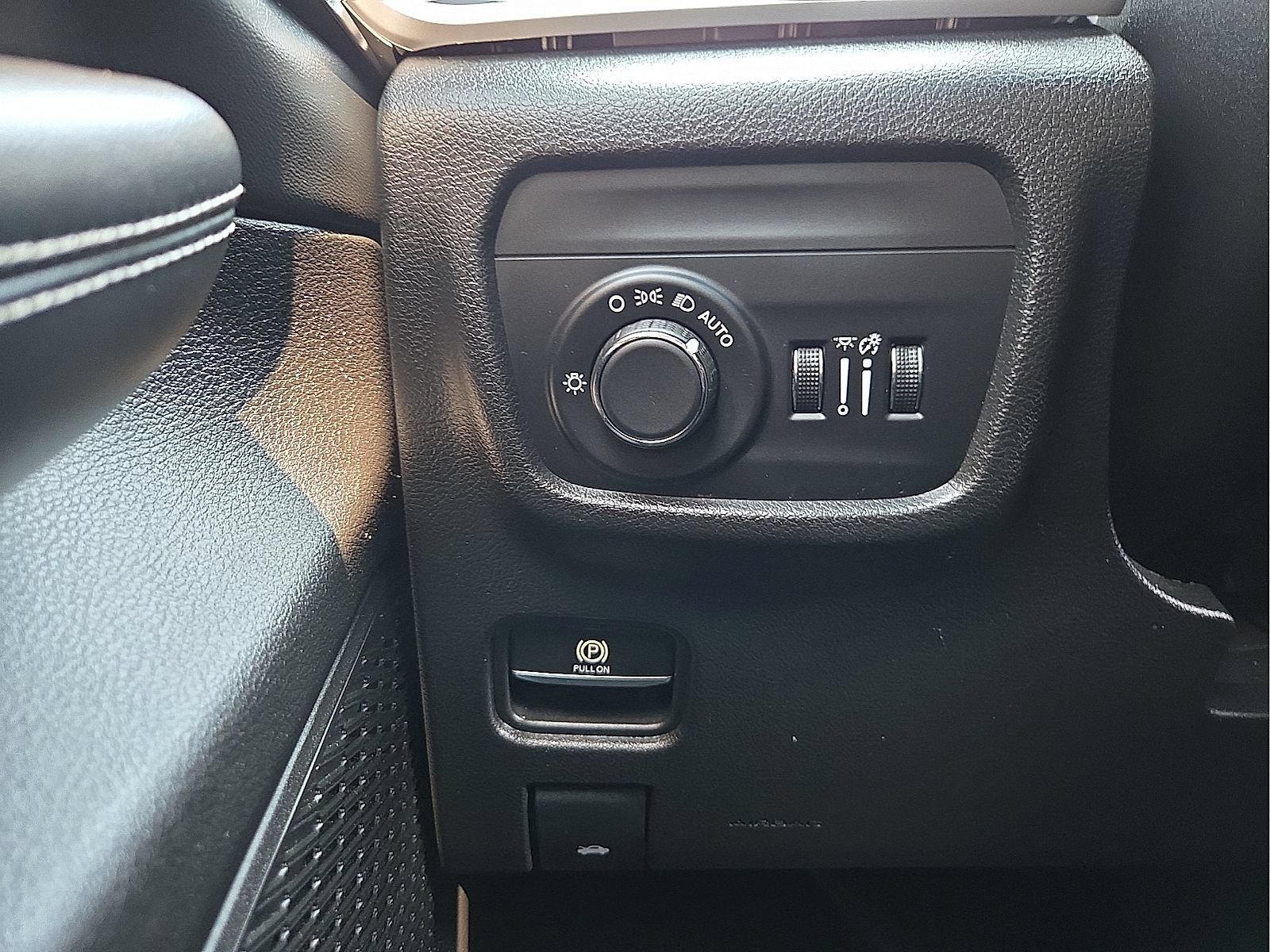 Used 2023 Jeep Grand Cherokee L Laredo AWD/4WD image 22