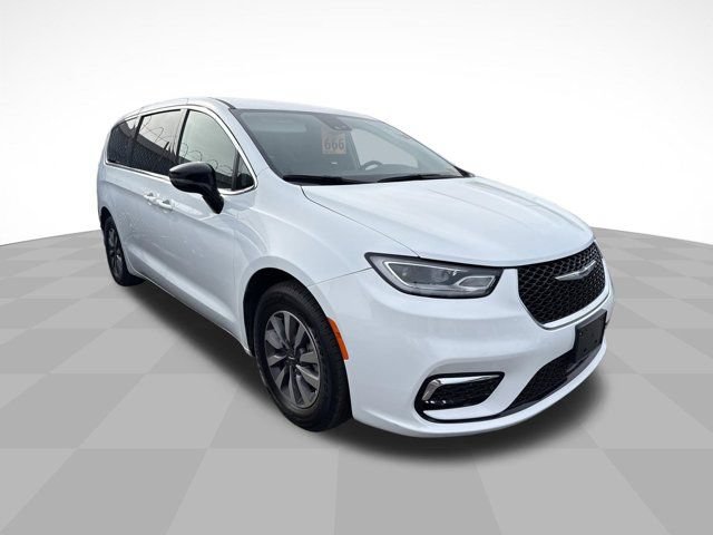 Used 2024 Chrysler Pacifica Limited FWD image 4