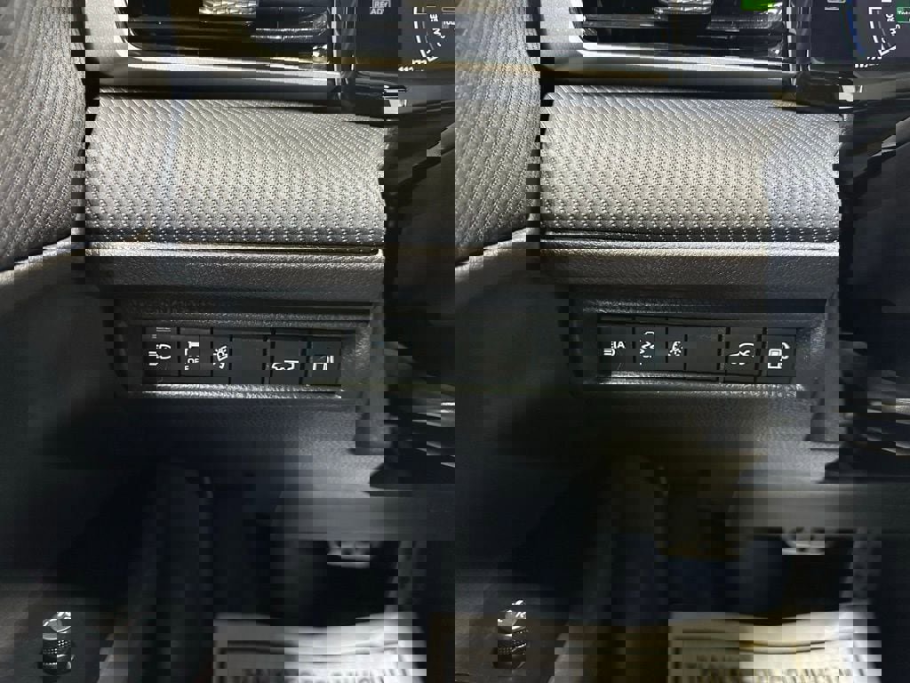 Used 2025 Toyota Camry SE image 17