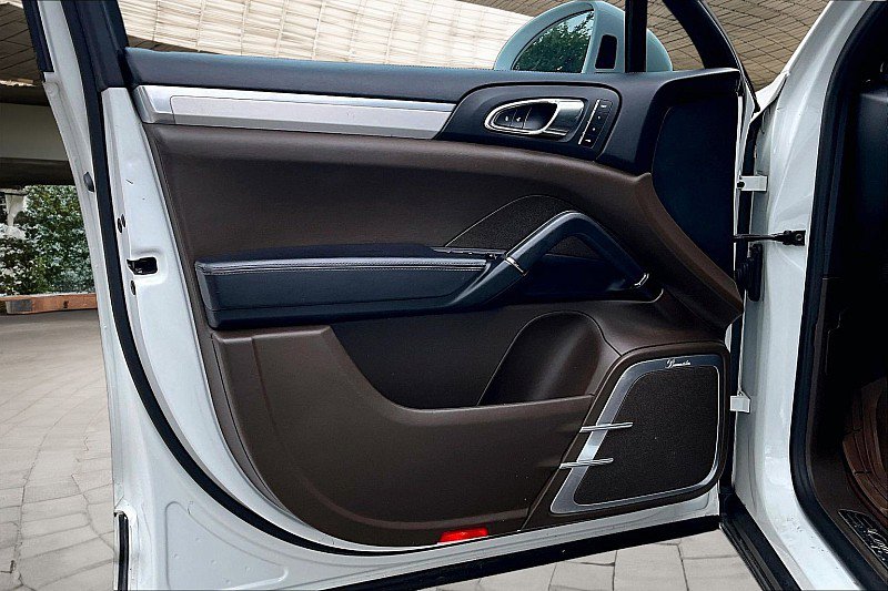 Used 2016 Porsche Cayenne Turbo S AWD/4WD image 15