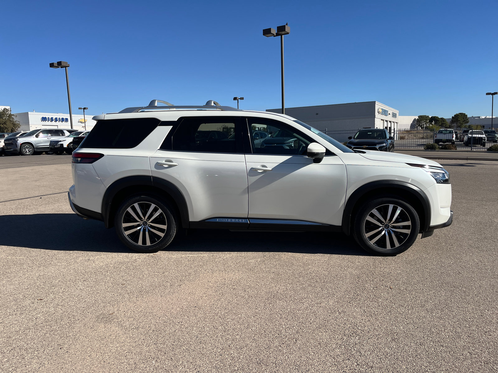 Used 2023 Nissan Pathfinder Platinum image 9