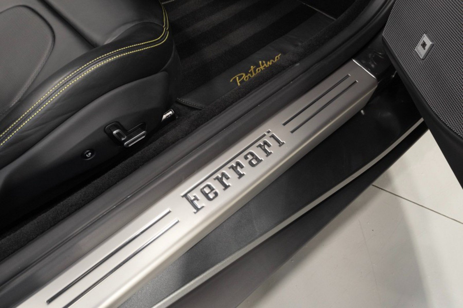 Used 2020 Ferrari Portofino RWD image 48