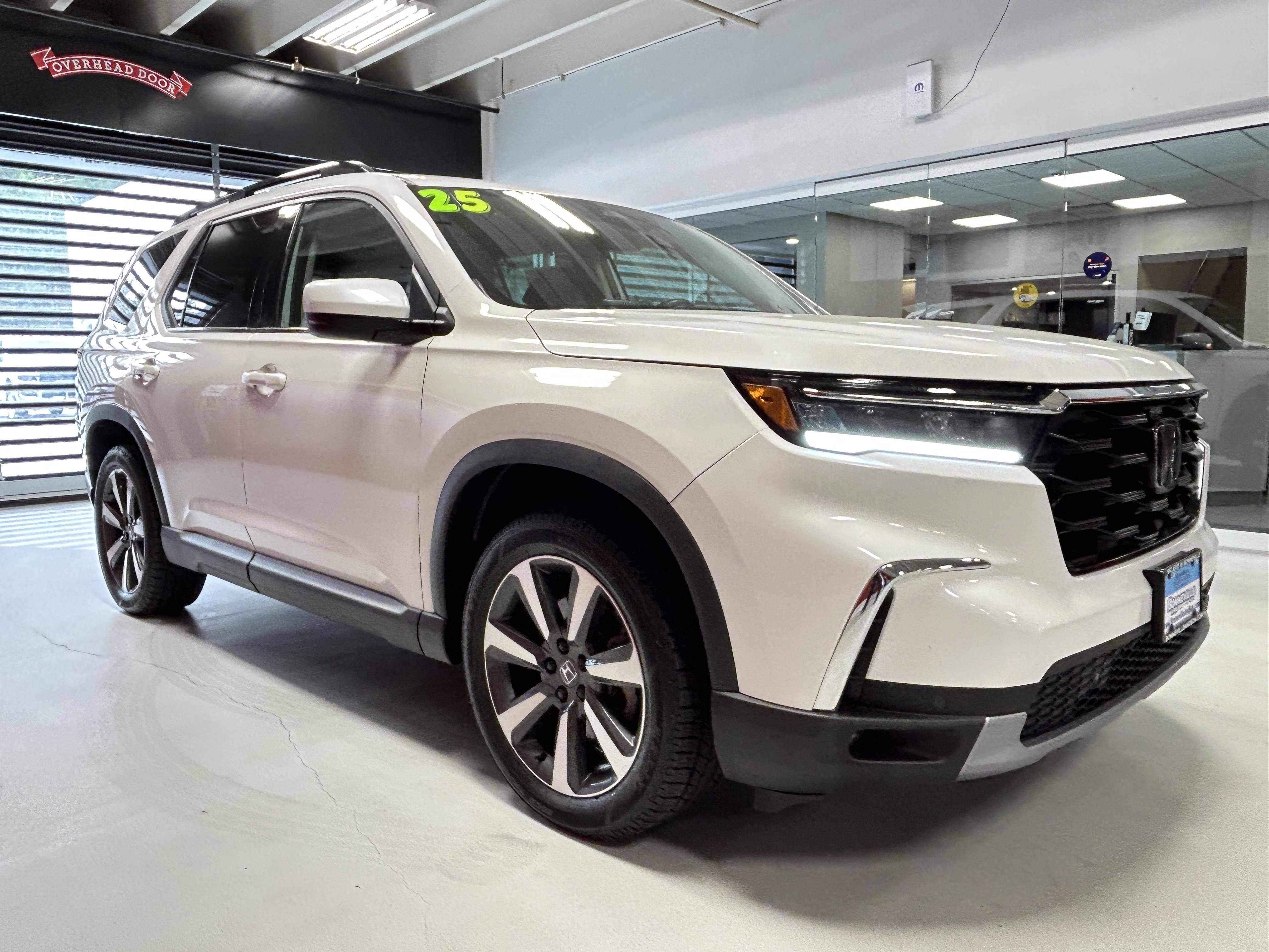 Used 2025 Honda Pilot Touring image 12