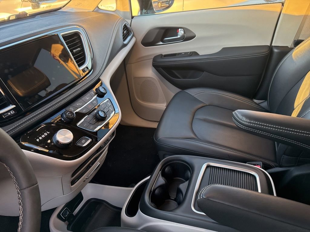 Used 2024 Chrysler Pacifica Touring-L w/ Uconnect Theater Family Group image 15