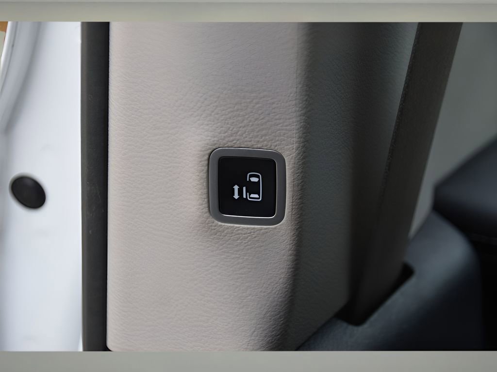 Used 2023 Chrysler Pacifica Limited w/ Uconnect Theater Family Group image 17