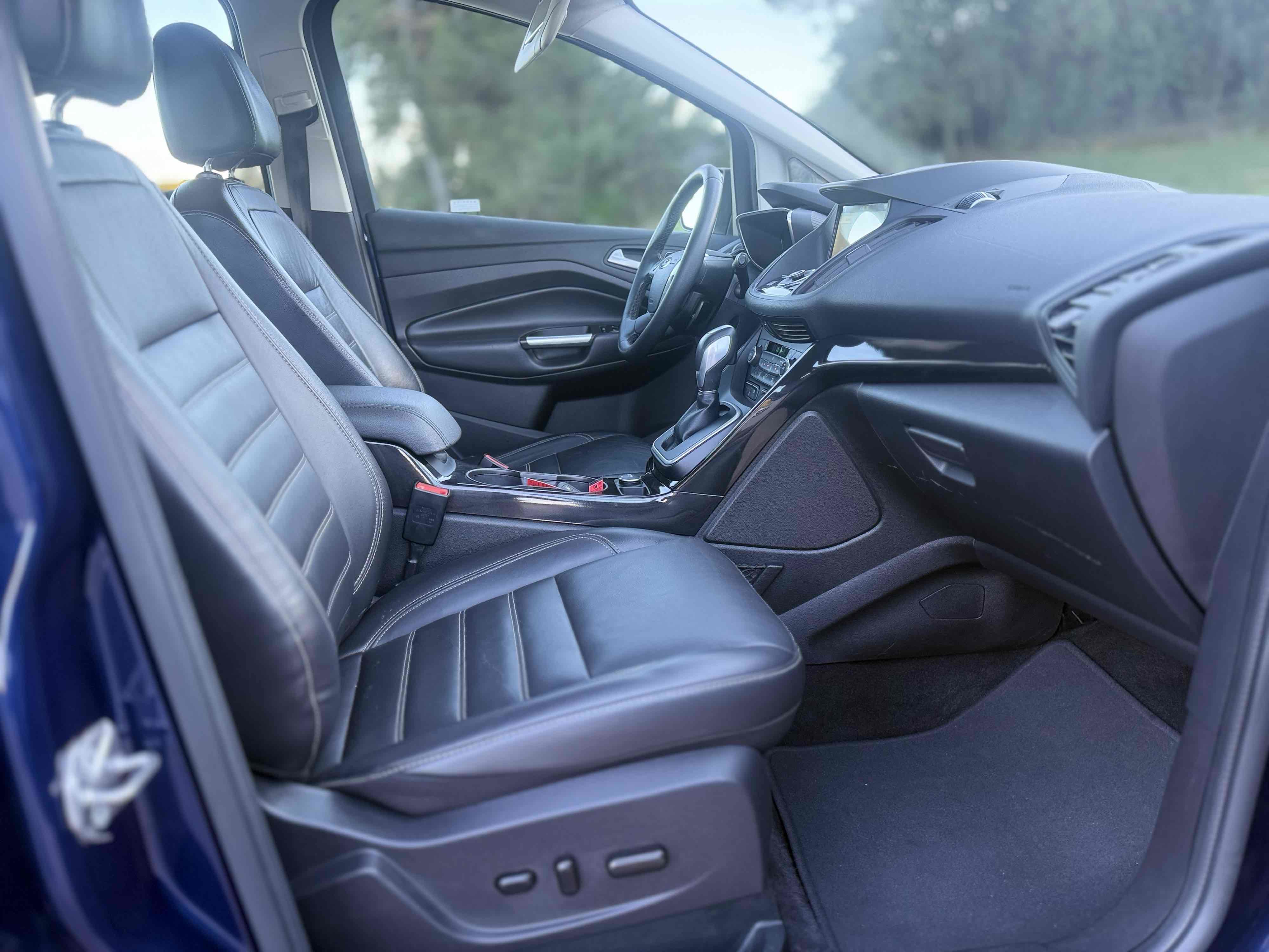 Used 2017 Ford C-MAX Energi Titanium FWD image 19