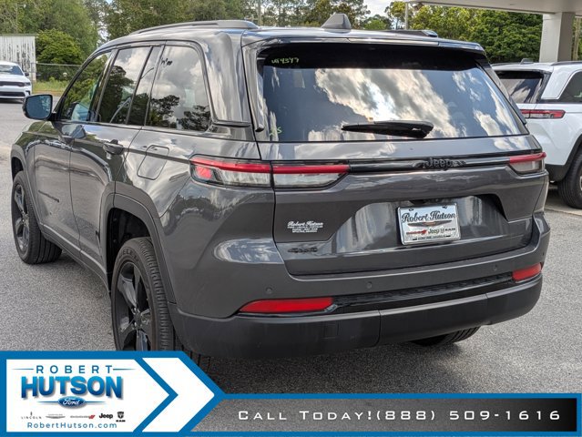 Used 2025 Jeep Grand Cherokee Altitude AWD/4WD image 8