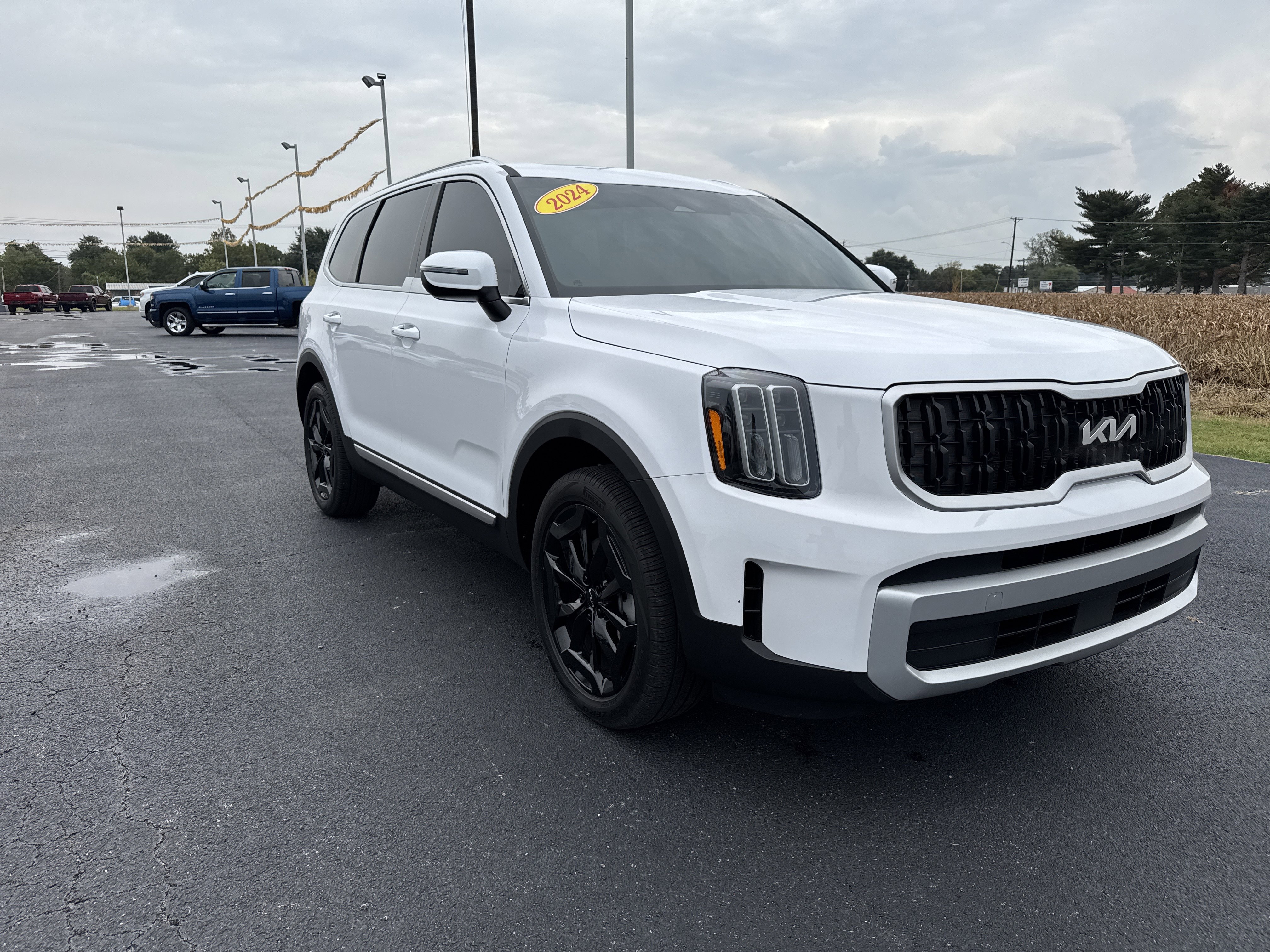 Used 2024 Kia Telluride EX w/ EX Captain's Chair Package image 7