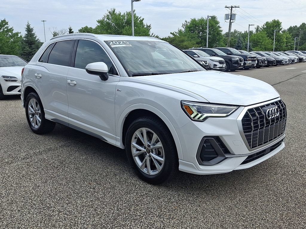 Certified 2025 Audi Q3 2.0T Premium AWD/4WD image 3