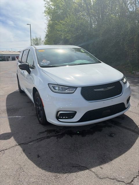 Used 2024 Chrysler Pacifica Touring-L image 3