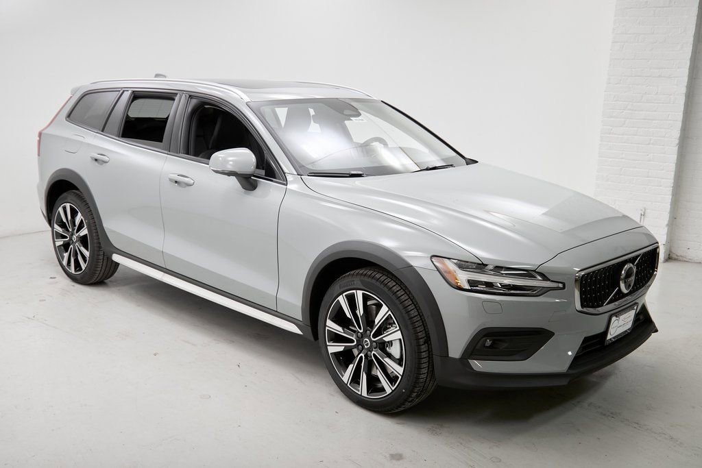 New 2026 Volvo V60 B5 Cross Country Ultra w/ Climate Package image 4