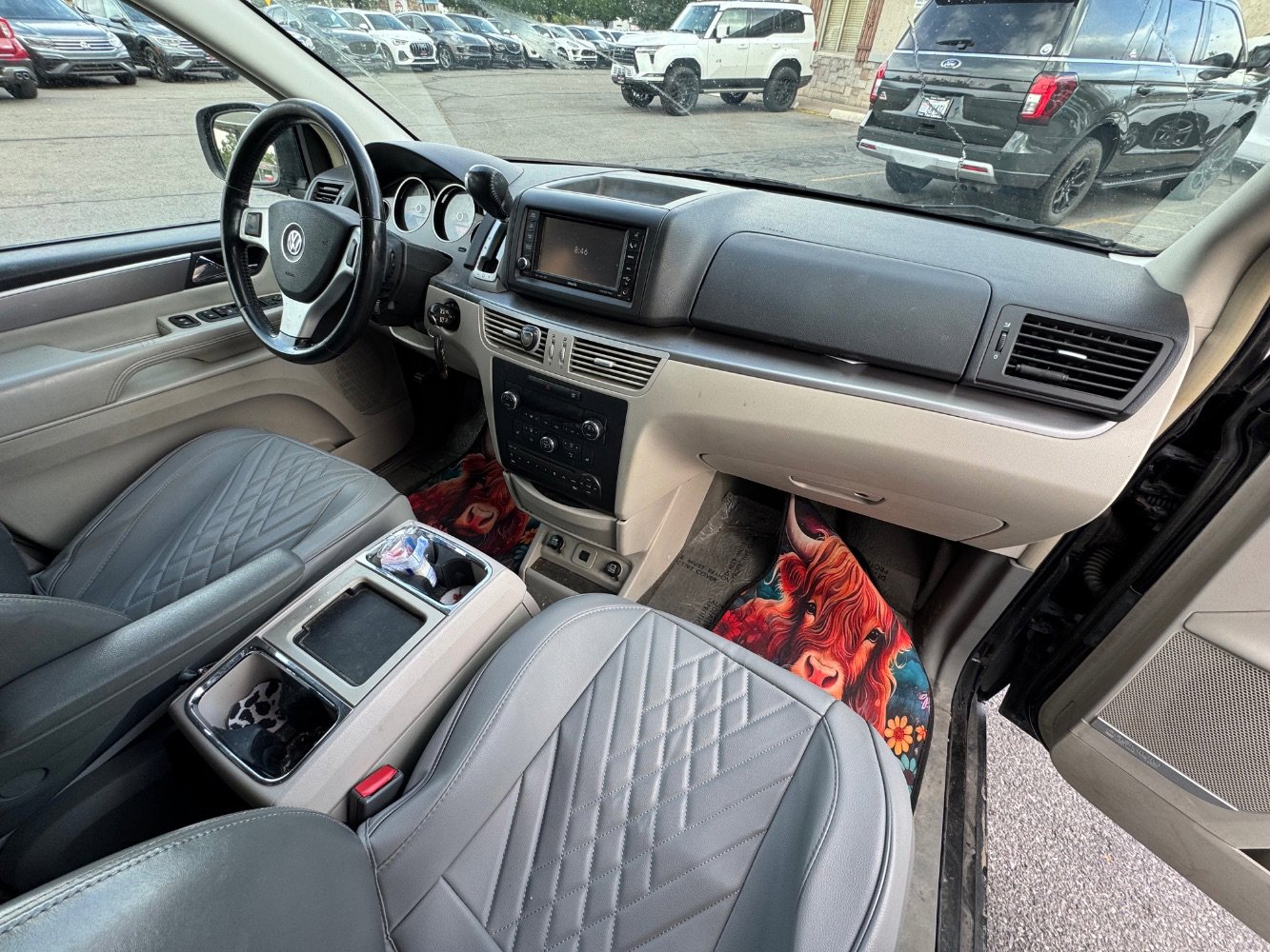 Used 2010 Volkswagen Routan SEL Premium FWD image 9